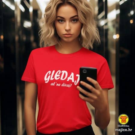 GLEDAJ AL`NE DIRAJ | ženska majica s natpisom