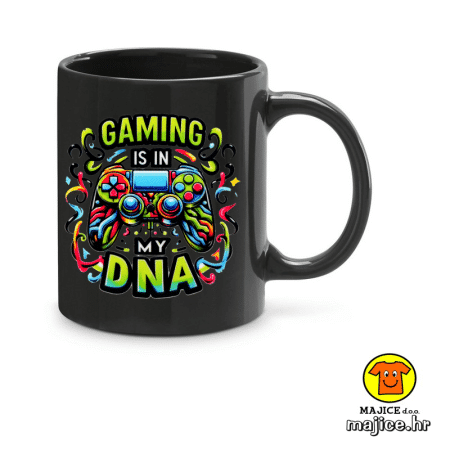 GAMING IS IN MY DNA šalica s natpisom crna