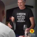 U MIROVINI IMAM NOVOG ŠEFA PITAJTE MOJU ŽENU ZA VIŠE INFORMACIJA majica s natpisom 00736 crna